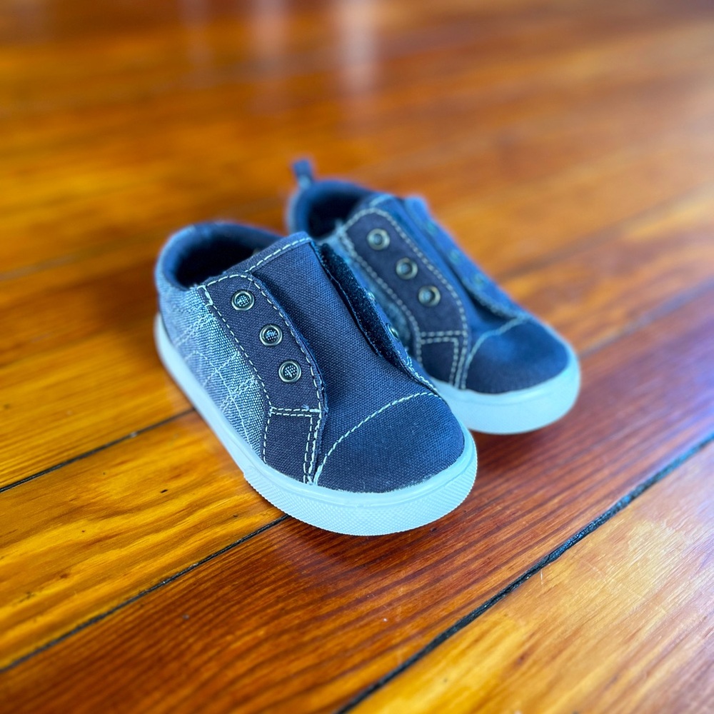 BOYS size 5 sneakers